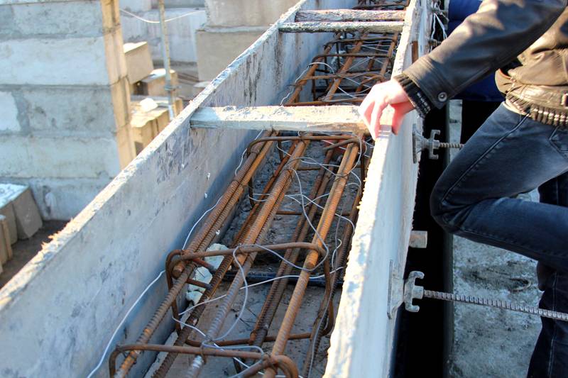 Триста восемьдесят вольт, подключённые к сетке арматуры, создадут температуру, необходимую для нормального становления бетонной смеси