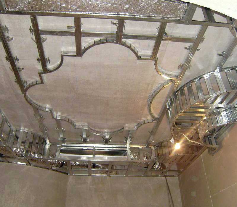 Каркас многоуровневого потолка с встроенной частью системы вентиляции