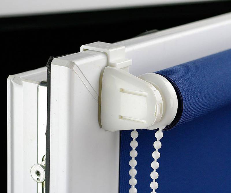 Специальный накидной кронштейн поможет закрепить рулонные и римские шторы без сверления отверстий