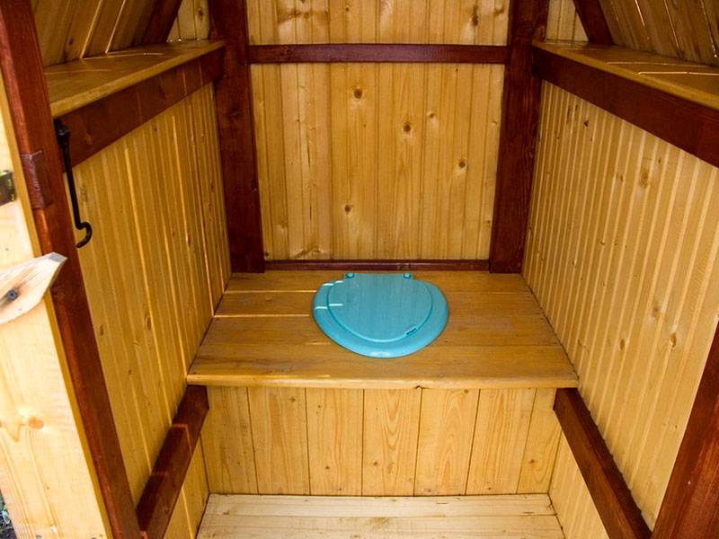 Идеальная внутренняя отделка туалета на даче