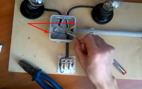 Схема подключения двухклавишного выключателя на 2 лампочки, к люстре и с розеткой