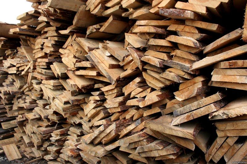Разделите необработанную древесину на размеры