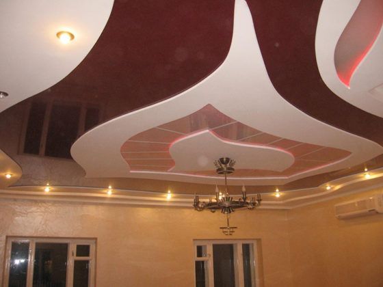 Натяжные потолки для зала: фото в интерьере, стилевое оформление, нюансы выбора