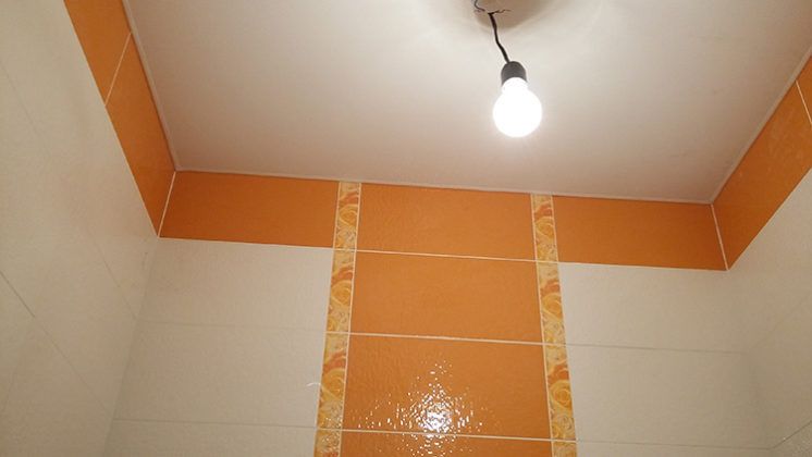 Уникальность в каждом изгибе, или почему и как выбирают натяжные потолки в ванной комнате