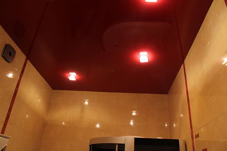 Уникальность в каждом изгибе, или почему и как выбирают натяжные потолки в ванной комнате