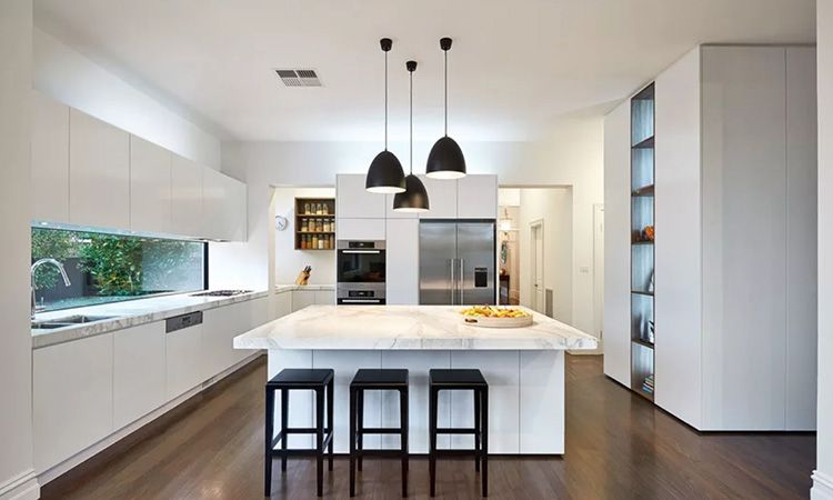 Свежесть простоты: реальные фото кухонь в интерьере белых оттенков