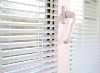 Защита от солнечного света и нескромных взглядов: выбираем горизонтальные жалюзи на окна