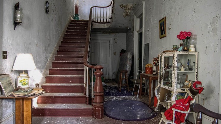 👻 Вы не захотите остаться здесь на ночь: 10 заброшенных домов и их интерьеры в 100 фотографиях