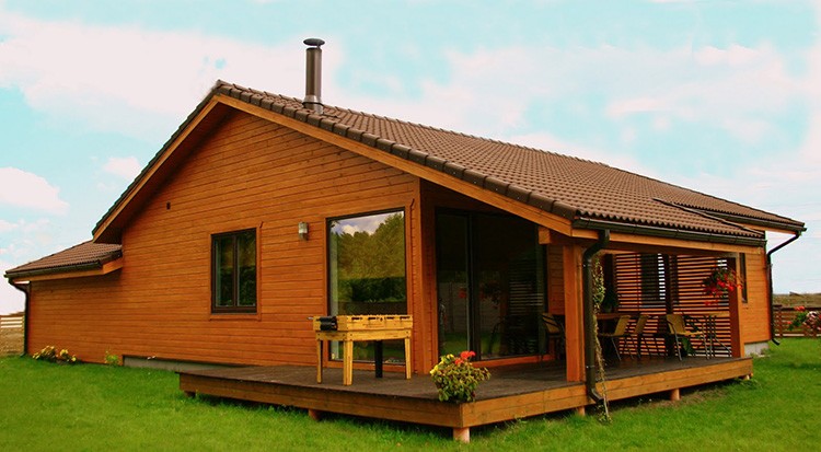 Обработка специальными составами увеличит срок службы деревянного дома