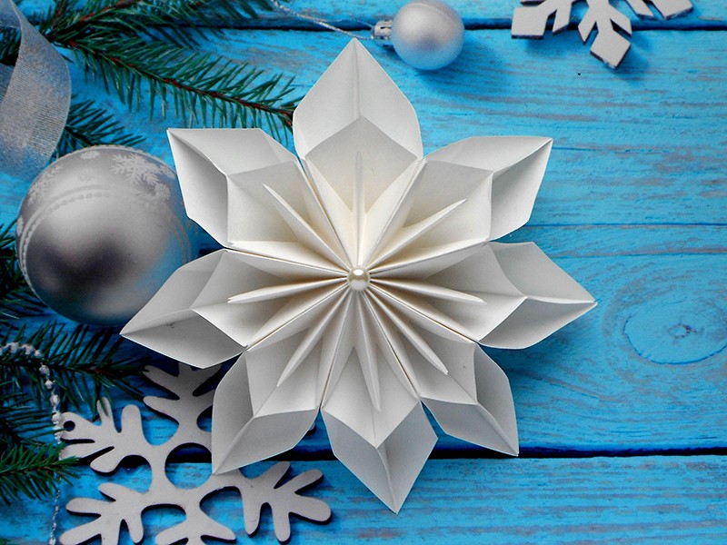Как сделать снежинку из бумаги с пожеланиями. Как можно сделать новогоднюю снежинку из бумаги