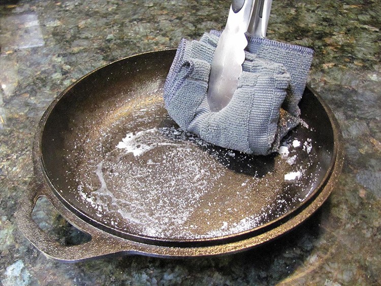 Соль с содой эффективно удаляют нагар на чугунной сковороде