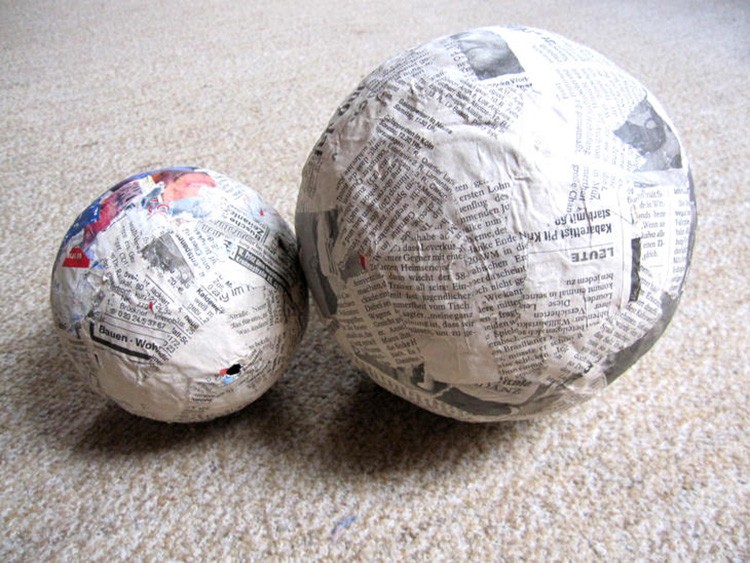  Сделайте шар папье-маше, обклеивая мячик кусочками газет