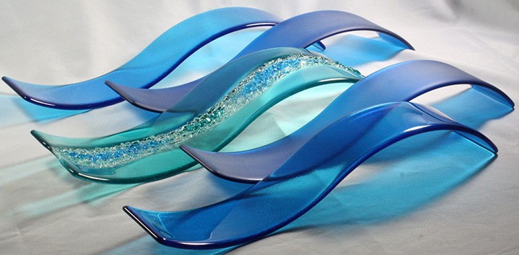 С применением пленки можно изготавливать фигурное стекло с волнами и изгибами