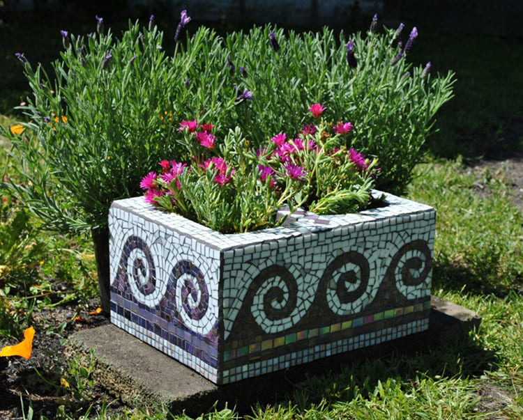 Для оформления садовых ваз можно использовать краску, мозаику, бусины и другие декоративные материалы