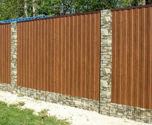 Забор из металлопрофиля: простое решение для безопасности дома и дачи