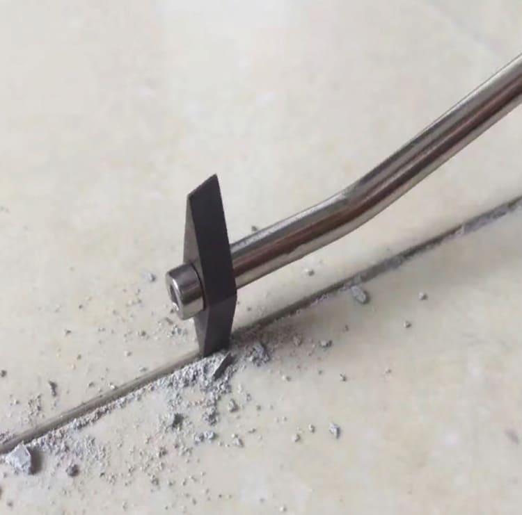 Специальная ручка с острым наконечником для вскрытия старых межплиточных швов