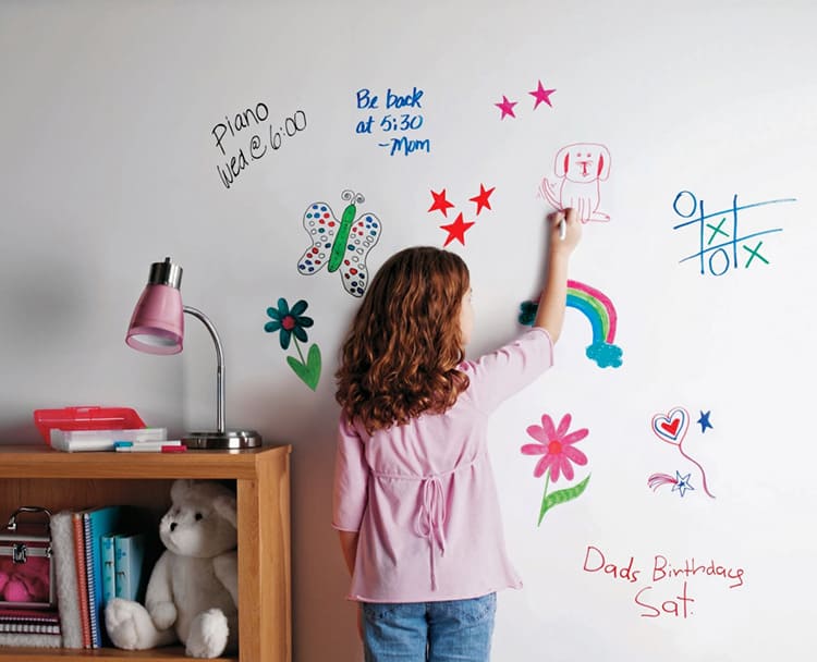 Одну из стен комнаты можно покрыть грифельной краской или покрытием, на котором можно рисовать маркерами