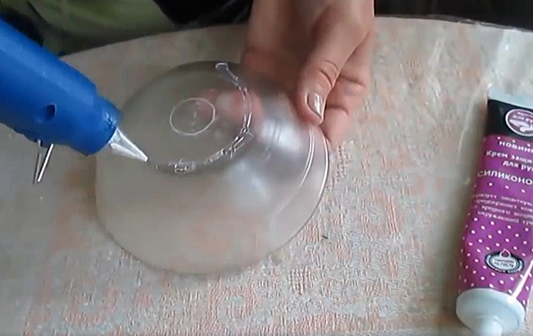 Любую чашку или вазочку с гладкой поверхностью смажьте кремом и нарисуйте на ней узоры тремоклеем