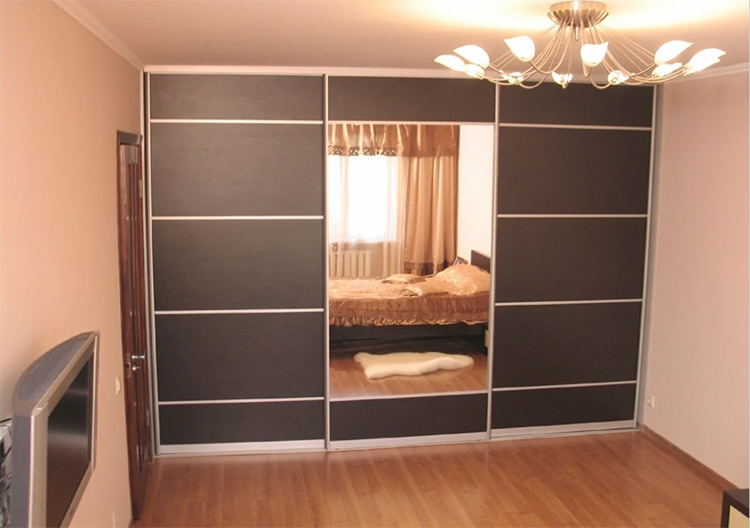 Встроенный шкаф-купе в спальне – как будто обычная стенаФОТО: yandex.uz