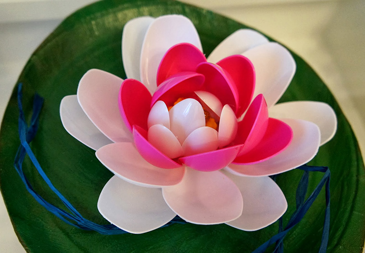 Чудесные цветы в различных вариантах получаются из пластиковых ложек. От тюльпанов до кувшинок – всё зависит от вашей фантазииФОТО: img11.postila.ru