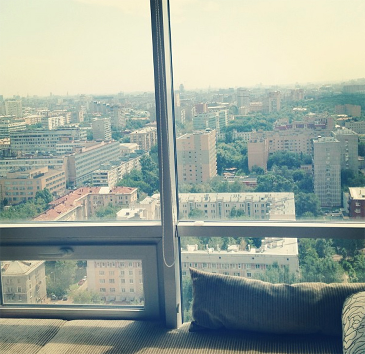 Анфису Чехову подкупил завораживающий панорамный вид и огромные окна во всю стенуФОТО: twitter.com
