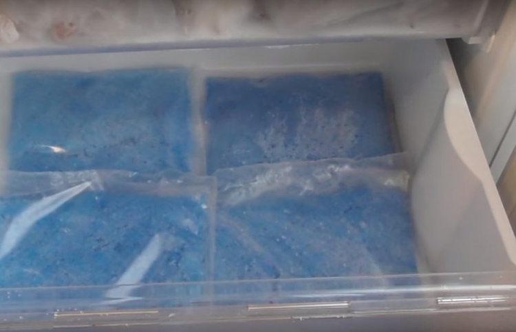 Положите пакеты с гранулами из памперсов в морозилку и заморозьте. Напитанные влагой, они потом будут очень долго таять, не образуя воды