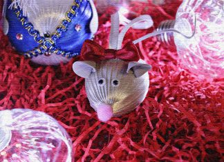 Самое смешное новогоднее украшение в форме мыши