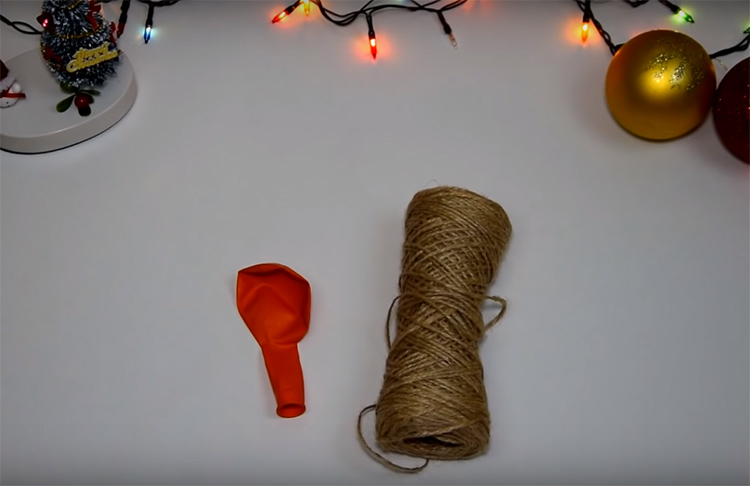 Моток джутовой верёвки или клубок сутажа, а также воздушный шарик. Шарик выбирайте с толстой резиной, потому что он должен прожить в надутом состоянии хотя бы сутки