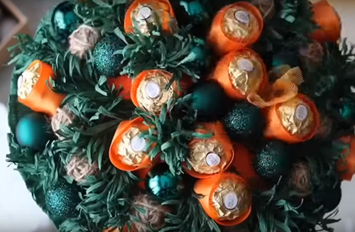 Потрясающие поделки из конфет на Новый год - подробные мастер-классы