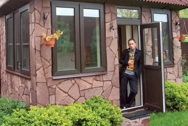 Где сегодня живёт многодетный отец Оскар Кучера: особенности его загородного дома