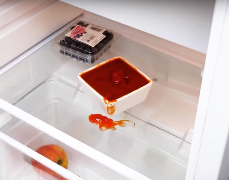 Если в холодильнике что-то пролилось, лучше вымыть полку немедленно, но не всегда на это хватает времени