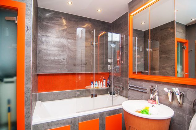 Как правильно выбрать и установить стеклянные шторки для ванной комнаты