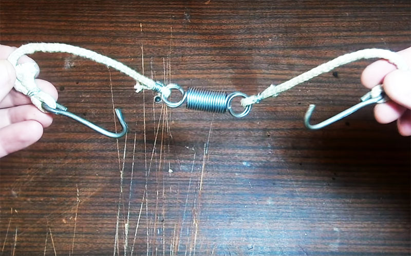 Привяжите к кольцам и крюкам два куска верёвки – и у вас готов прижимной механизм для крышки коптильни