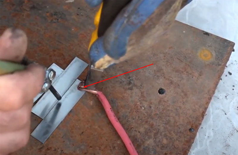 Мини-аппарат для сварки готов к работе, осталось прикоснуться электродом к металлу