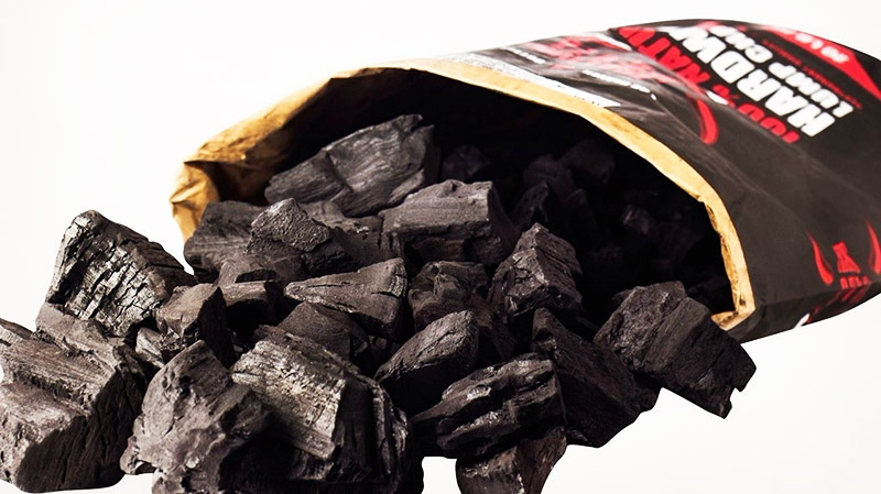Сначала укладывают более крупные куски угля, которые быстрее разгорятся
