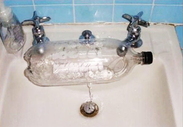 Бутылка объединит два крана ‒ с горячей и холодной водой. Процесс смешения ничем не отличается от привычного для вас, только в этом случае всё очень наглядно