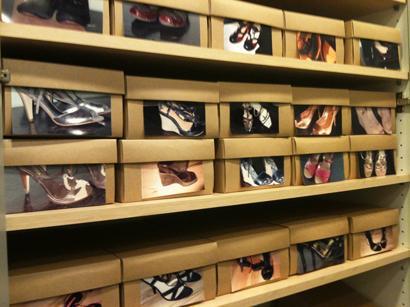 Картонные обувные коробки – логичный и самый простой способ хранения