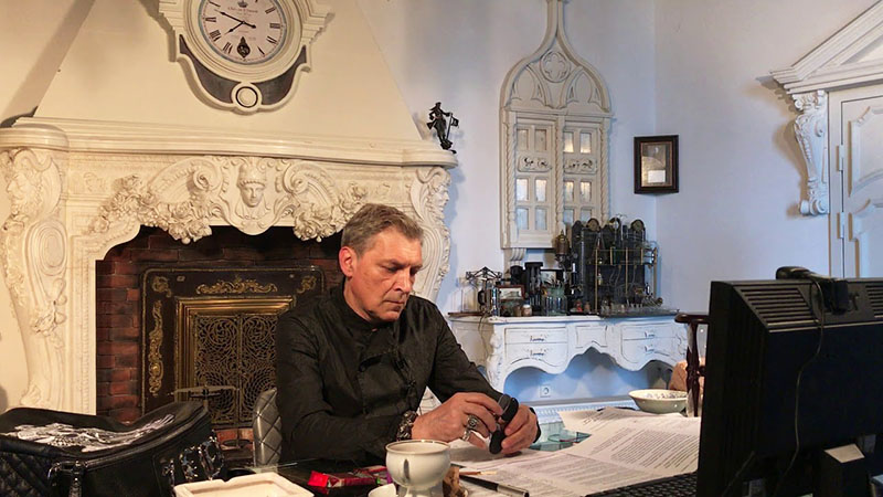Как выглядит замок скандального журналиста Александра Невзорова