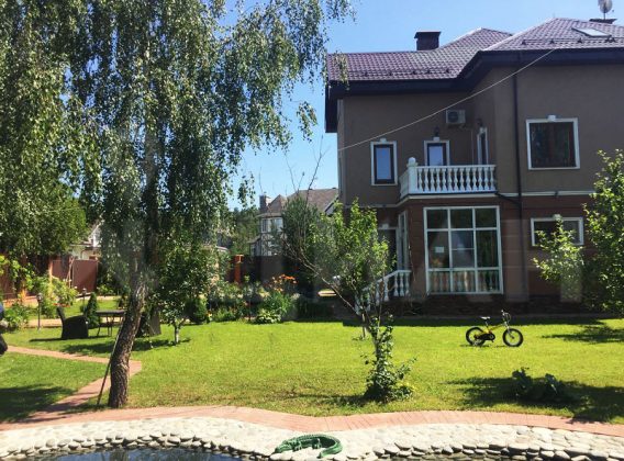 Эвелина Блёданс продаёт свой роскошный дом из 9 комнат ради квартиры в Москве