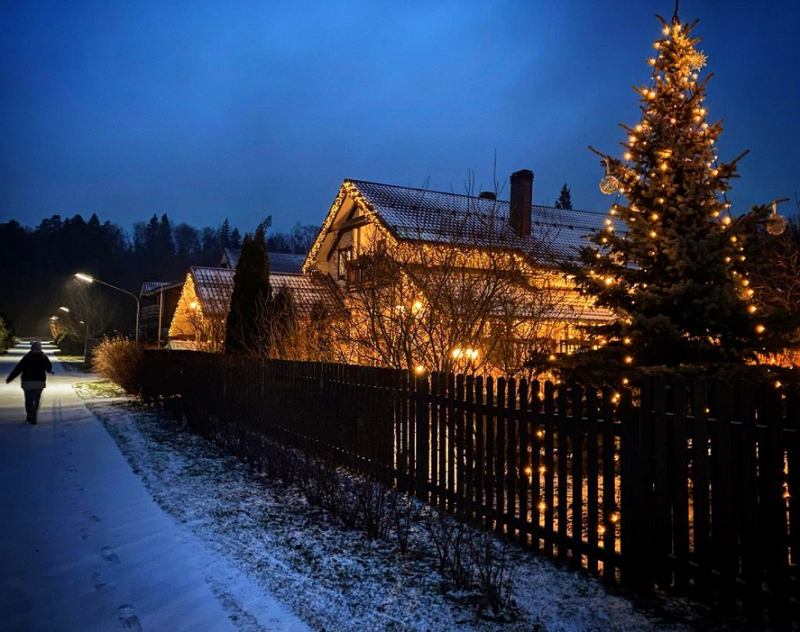 Перед рождественскими праздниками все дома в посёлке зажигаются яркими гирляндами