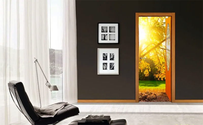 Интересные варианты получаются, если наклеить на двери специальные обои – они могут имитировать пейзаж или просто привлекать внимание ярким рисунком