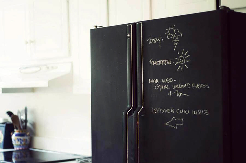 Покрасить холодильник в чёрный можно полностью, а можно – только дверцу или даже только часть дверцы, если крупная чёрная поверхность плохо вписывается в интерьер