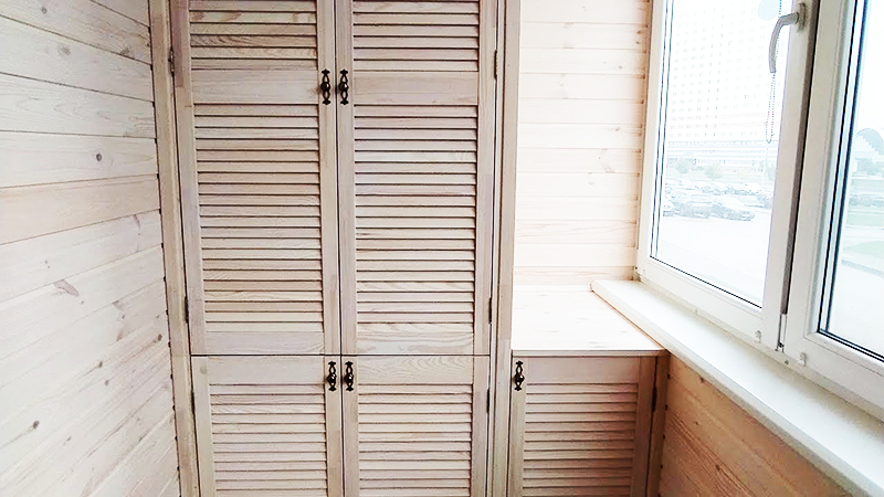 Деревянный шкаф с фасадами-жалюзи смотрится оригинально и красиво