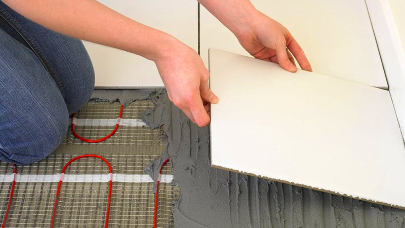 Для укладки керамической плитки на тёплый пол нужно использовать специальный клей