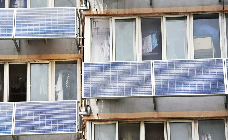 Можно поставить солнечные батареи у стены или на балконе, если они используются не как основной, а как дополнительный источник питания