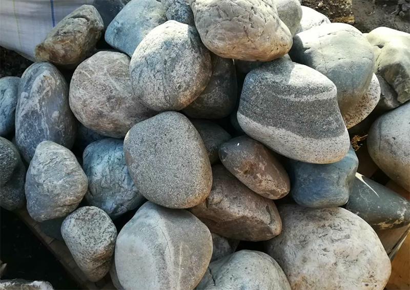 Если у вас есть поблизости природный водоём, то на его берегах наверняка можно набрать таких камней для строительства