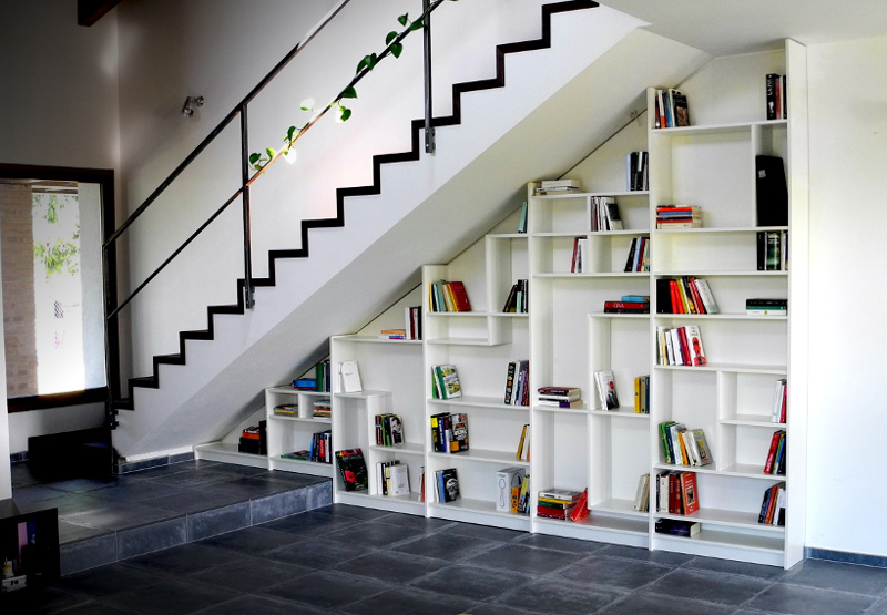 Книжные стеллажи под лестницей