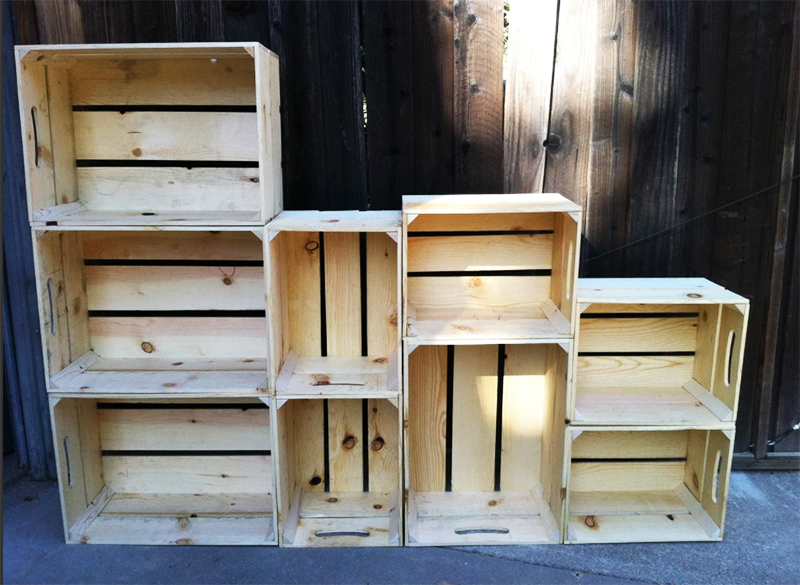 Сделать стеллаж в помещении гаража можно из обычных деревянных ящиков от овощей. Желательно, конечно, предварительно обработать их и защитить от гнили, а соединять их очень просто при помощи саморезов