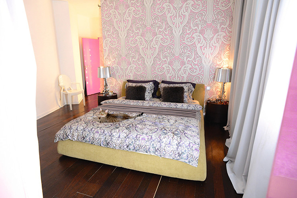Спальня оформлена в нежно-розовых тонах