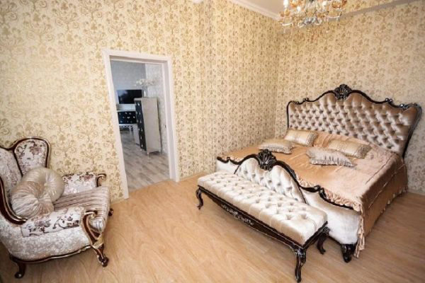 Одна из самых роскошных комнат – спальня. В ней нет ничего лишнего – только кровать, кресло и подставка для ног
